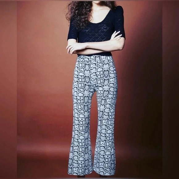 Smythe Cropped Kick Pant in Black and White Snake Python Snake Print Sz 0 - Picture 1 of 8